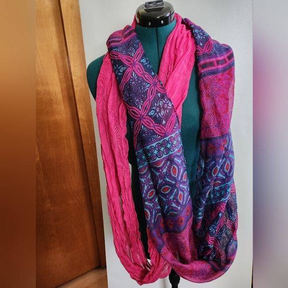 Source Unknown Accessories - Lightly Used Lot Of 2 Infinity Scarves Pink & Purple Patterned And Solid Pink